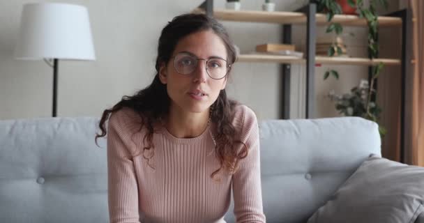 Αυτοπεποίθηση νεαρή γυναίκα μιλώντας στην κάμερα στο σπίτι — Αρχείο Βίντεο