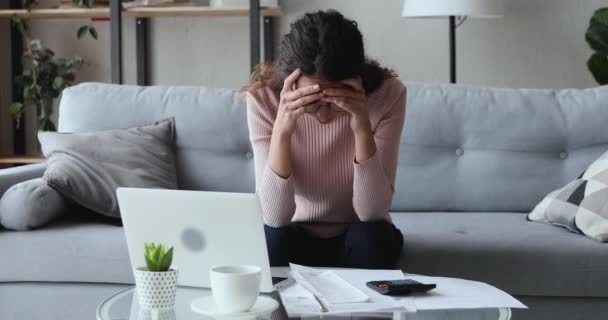 Znepokojená mladá žena pociťuje paniku ohledně finančních problémů — Stock video