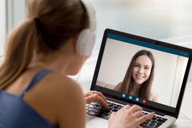 Genç bir kadın arkadaşıyla görüntülü konuşma yapıyor.