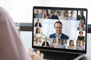 Çeşitli meslektaşlarla webcam konferansında çalışan konuşması