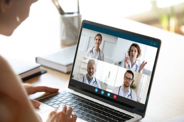 Bayan hemşirenin doktor meslektaşlarıyla webcam konferansı var.