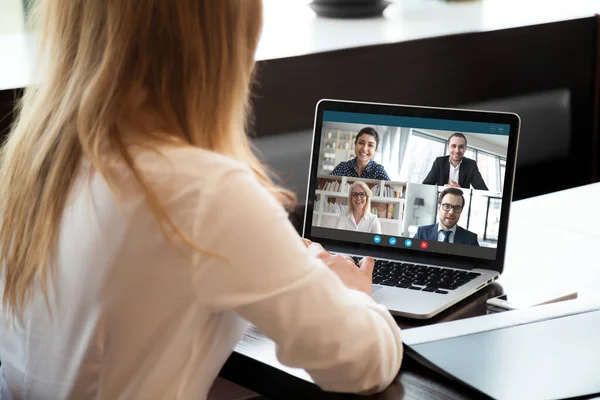 Funcionário feminino tem conferência web de equipe no laptop — Fotografia de Stock