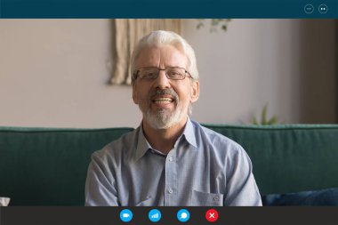 Web kamerası kullanarak kıdemli bir adamın konuşma vesikalığı.