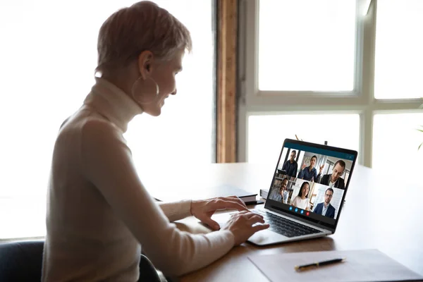 Kvinnlig anställd har webcam-konferens med olika medarbetare — Stockfoto