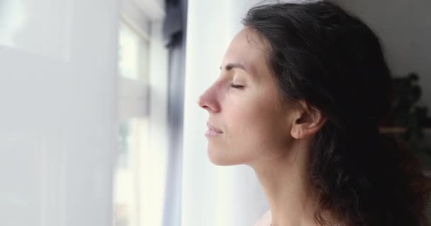 Dame calme prenant une profonde respiration d'air frais à la fenêtre — Video