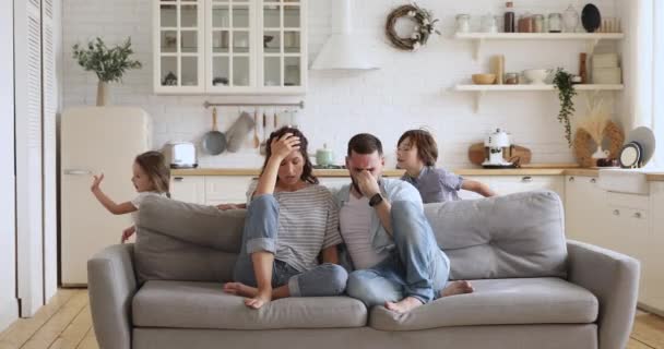 Gefrustreerde gestresste ouders zijn moe van actieve kinderen — Stockvideo