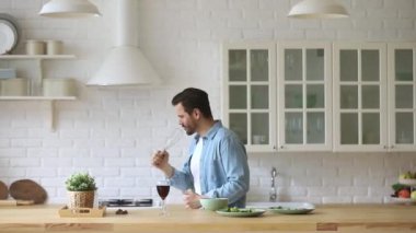 Mikrofon gibi çırpılmış şarkı söyleyen neşeli genç adam..