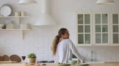 Heyecanlı, genç, melez kız favori müzikle dans ediyor..