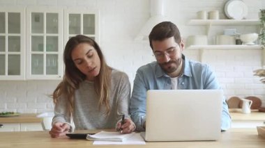 Aylık bütçeyi yöneten konsantre milenyum melez aile çiftleri.