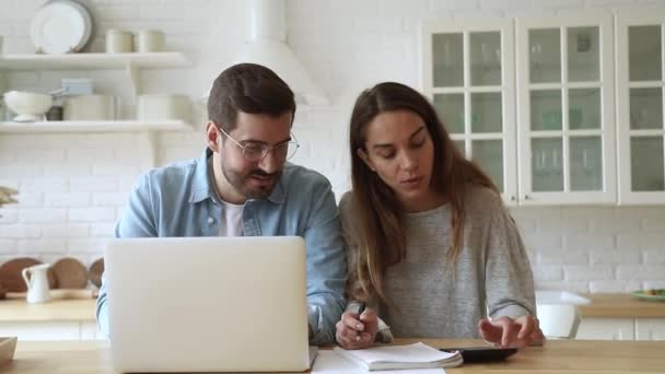 Agradable centrado jóvenes mestizos familia cónyuges calcular los pagos . — Vídeos de Stock