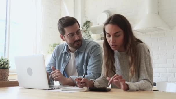 Συγκεντρωμένο ζευγάρι που διαχειρίζεται μηνιαίο οικογενειακό προϋπολογισμό μαζί. — Αρχείο Βίντεο