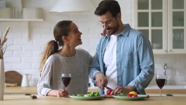 Hoofd schot familie paar genieten van het bereiden van voedsel samen. — Stockvideo