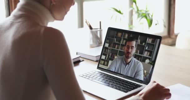 Estudante do sexo feminino fazendo videochamada conversando com professor online — Vídeo de Stock