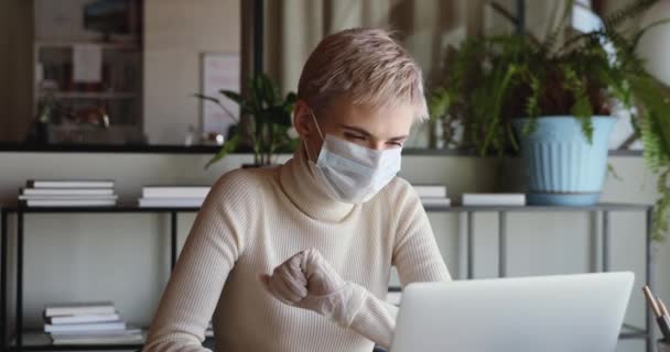 Бізнес-леді носить медичну маску і рукавички, що працюють з домашнього офісу — стокове відео