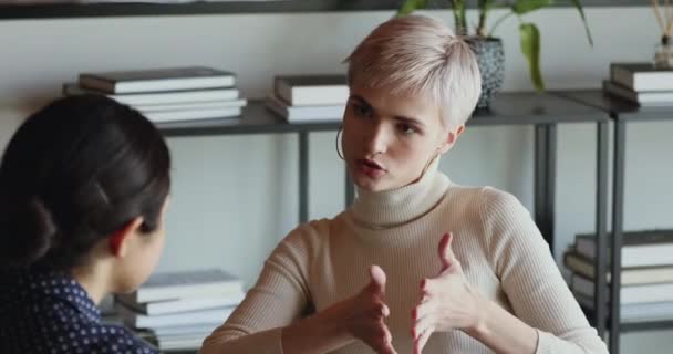 Уверенная женщина-страховщик консультирует клиента по поводу страховых выплат на встрече — стоковое видео