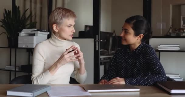 Gelukkig Kaukasisch vrouw werkgever handshaking inhuren indisch baan kandidaat — Stockvideo
