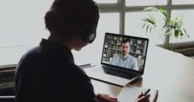 Bayan öğrenci öğretmeniyle konferans videosu görüşmesi yapıyor.