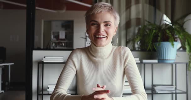 Sonriente mujer de negocios de pelo corto hablando con videollamadas de cámara — Vídeo de stock