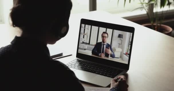 Conferencia de empresaria en video chat corporativo a distancia en la pantalla de la computadora — Vídeos de Stock