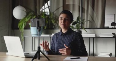 Gülümseyen Hintli kadın nüfuzlu kişi akıllı telefondan video blogu yayınlıyor