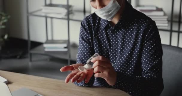 Mujer india aplicando desinfectante frotándose las manos trabajando desde su oficina en casa — Vídeos de Stock