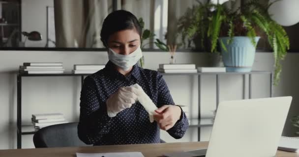 Indiana empresária vestindo luvas médicas e máscara facial antes do trabalho — Vídeo de Stock