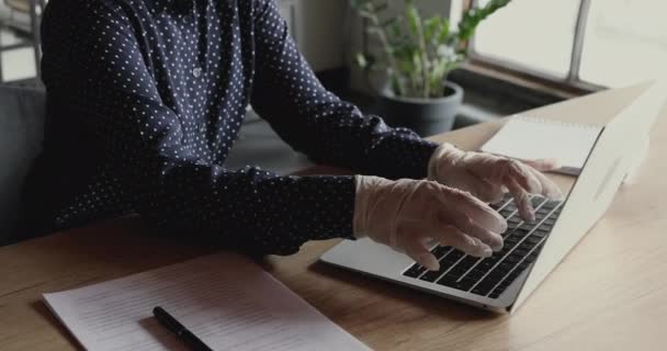 Pengusaha wanita India memakai topeng dan sarung tangan yang bekerja pada laptop, closeup — Stok Video