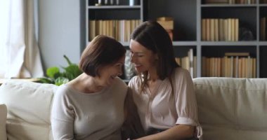 Mutlu iki kadın nesil aile birlikte vakit geçirmekten zevk alıyor..