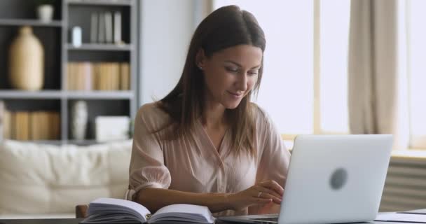 Piacevole giovane imprenditrice freelance che lavora da casa sul computer . — Video Stock