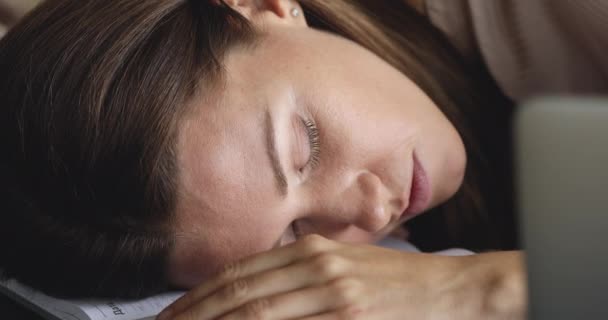 Empresaria cansada con exceso de trabajo se quedó dormida en el lugar de trabajo . — Vídeo de stock