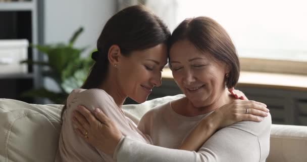 Любящая молодая женщина обнимается со зрелой матерью средних лет . — стоковое видео
