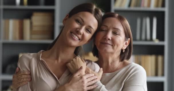 Gelukkige aanhankelijke volwassen moeder knuffelen schouders van volwassen dochter. — Stockvideo