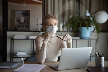 Karantina sırasında online şirket stratejisi geliştirmeyi düşünen düşünceli bir iş kadını..