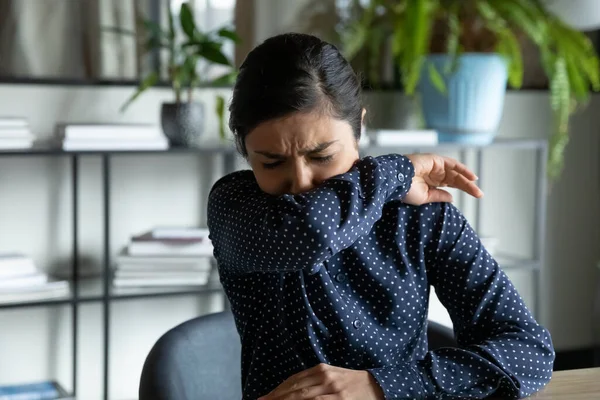 Здорова молода жінка почувається погано на робочому місці, ковадла 19 симптомів . — стокове фото