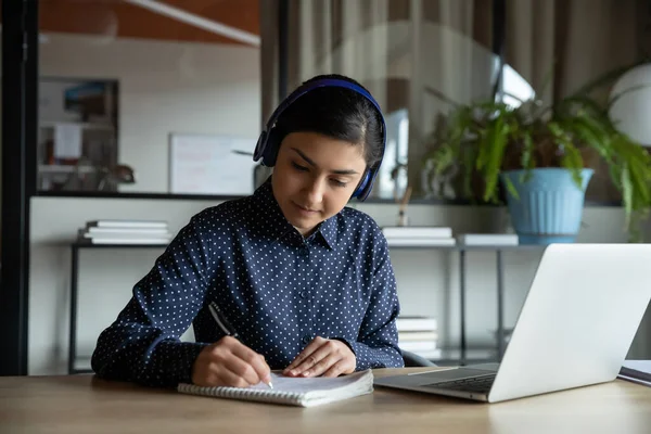 Estudiante concentrada que estudia remotamente en cursos en línea . — Foto de Stock