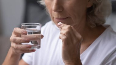 Ciddi, olgun bir kadın tıbbi tedavi görüyor..