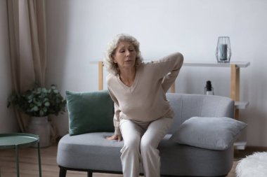 Radikülit eklem iltihabı olan sağlıksız yaşlı yaşlı kadın..