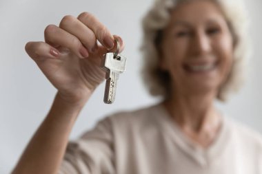 Kafaya yakın çekim. Yeni dairenin anahtarlarına odaklan..