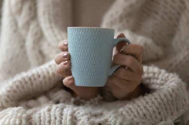 Kadın eli kadehli fincana odaklan..