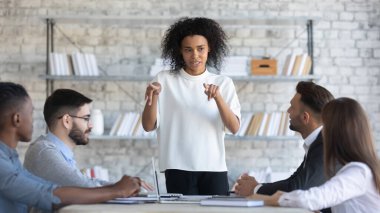 Ciddi Afrikalı Amerikalı iş kadını yönetici toplantı odasında konuşma yaptı..