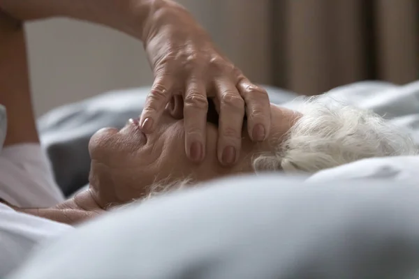Søvnløs ældre bedstemor føler mangel på energi, søvnløshed koncept . - Stock-foto