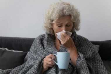 Evde tedavi edilen sağlıksız emekli kadın üşütmüş..