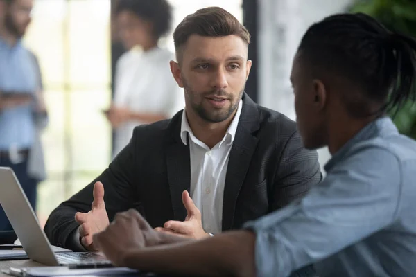 Close-up zelfverzekerde zakenman praten met afrikaanse Amerikaanse zakenman. — Stockfoto