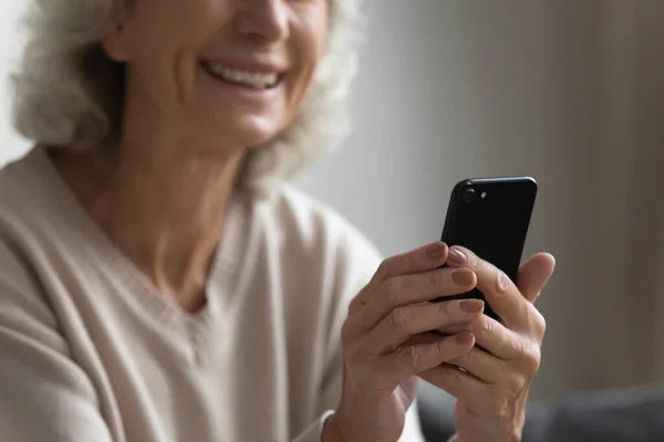 Glückliche ältere Seniorin mit mobilen Anwendungen. — Stockfoto