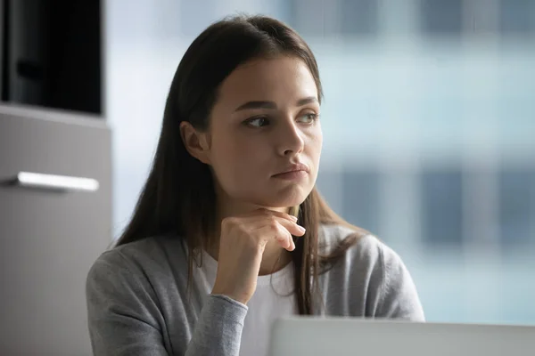 Pensif employé féminin regarder dans la pensée à distance — Photo