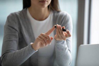 İş yerindeki kadın diyabetik çalışan test şeker seviyesi