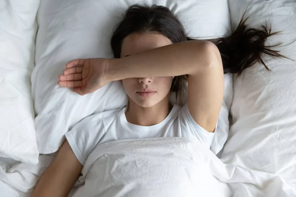 Lelah wanita muda bersantai tidur di tempat tidur yang nyaman — Stok Foto