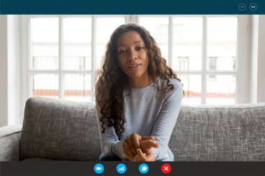 Web kamerasına bakan bilgisayar ekranlı kadın video çağrısı kullanarak konuşuyor