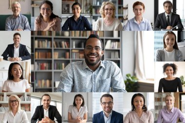 Afrikalı liderin liderliğinde video konferansa katılan insanlar