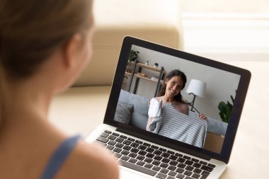 Satıcının moda kadın kıyafetleri hakkında konuştuğu dizüstü bilgisayar görüntüsü